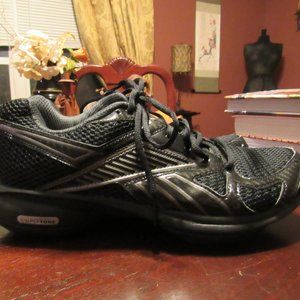 🐦‍⬛ Fantastic Vintage Black Reebok Play Dry Technology Sneakers - 7M